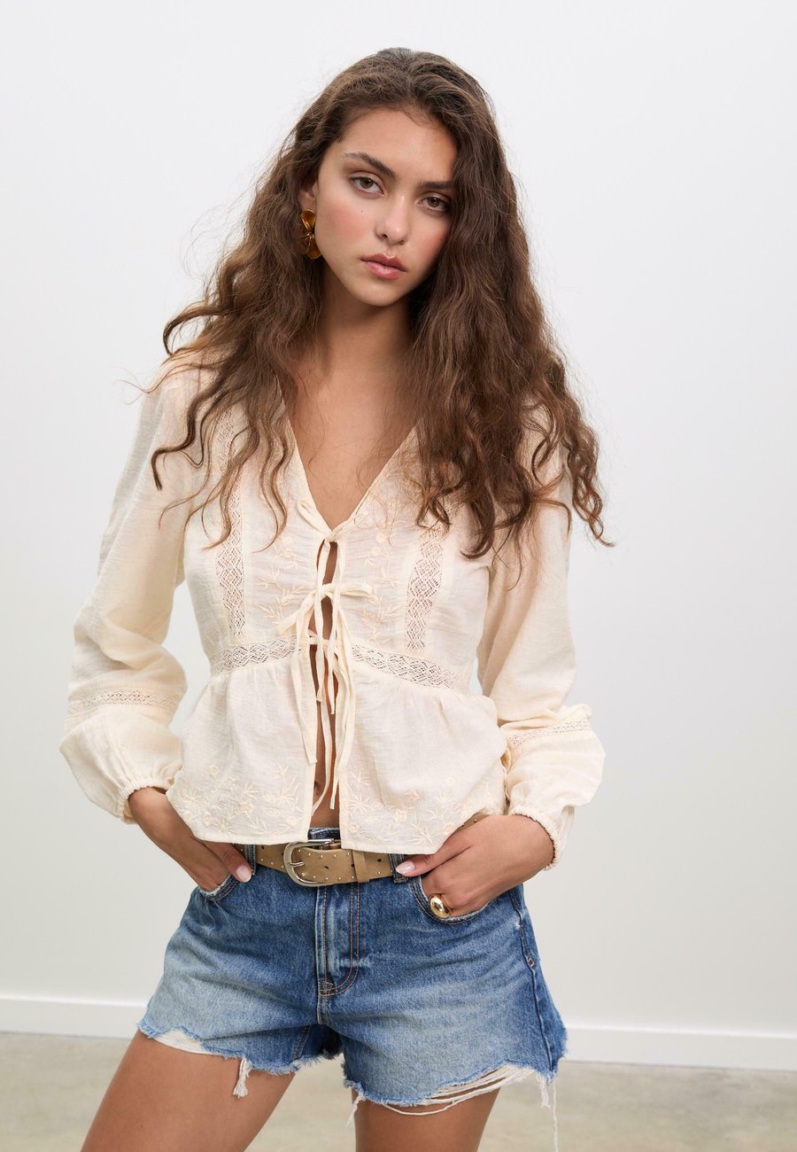 

Блуза Stradivarius EMBROIDERED KNOT, Beige