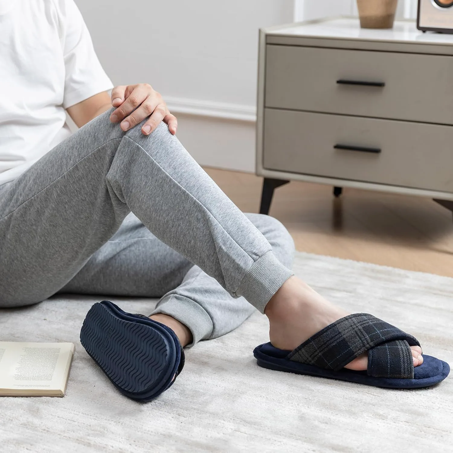 Мужские уютные домашние тапочки с перекрестной лентой, с мягкой анатомической стелькой из пены памяти, мягкие, нескользящие, летние дышащие тапочки для дома GOEWY, синий — фото 3