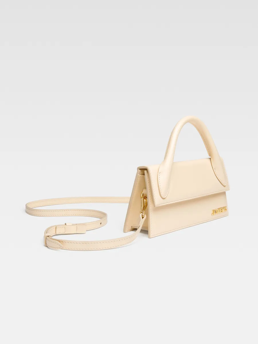 

Длинная фирменная сумочка Ле Чикито Jacquemus, слоновая кость