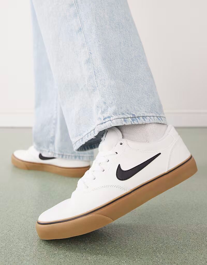 

Кроссовки Nike SB Chron 2 белого цвета с коричневой резиновой подошвой