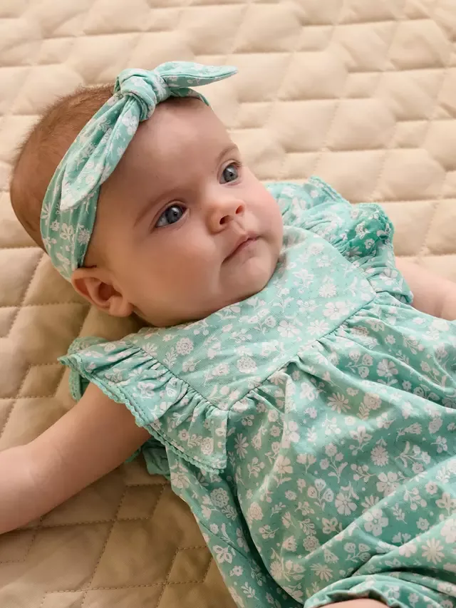 Комплект Pur Baby: короткий комбинезон с рюшами и повязка на голову, силуэтный принт Purebaby — фото 4