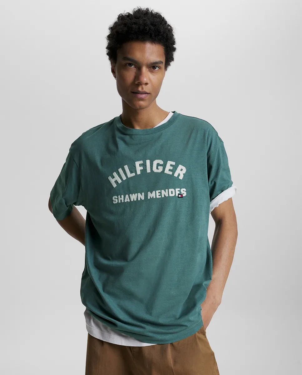 

Tommy x Shawn Mendes Capsule Короткая футболка с красным рукавом для мужчин Tommy Hilfiger, темно-зеленый