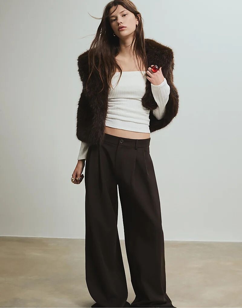 

Stradivarius Трикотажный топ с открытыми плечами, присборенный, цвета экрю