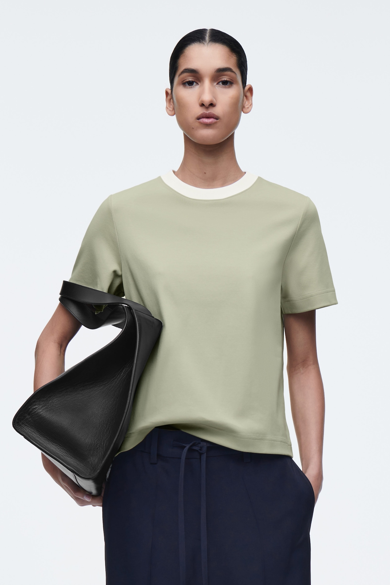 

Классическая футболка COS, цвет Green/Ecru