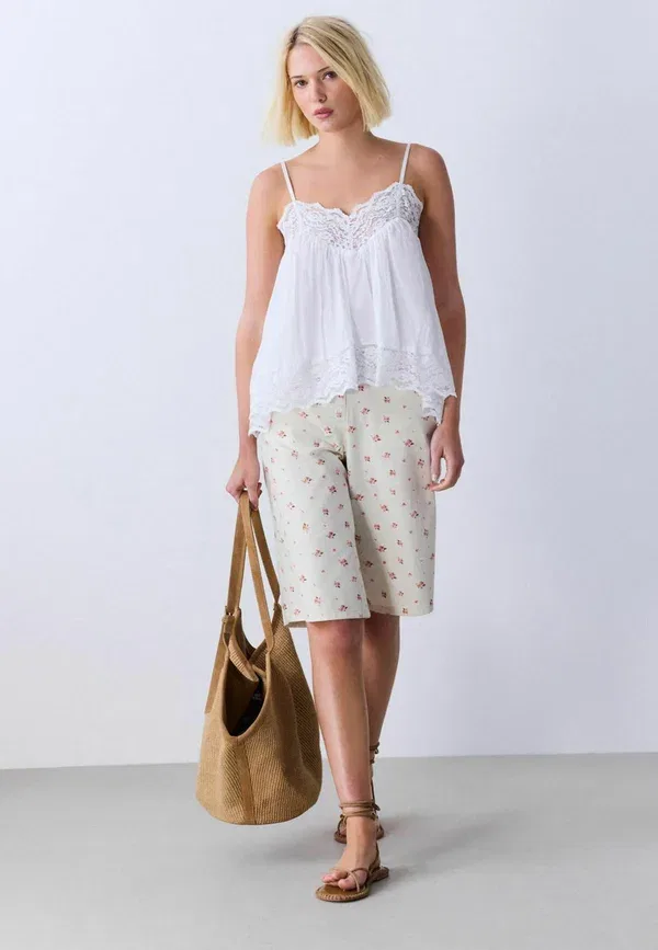 Шорты чинос Regular fit Next, ecru pink floral, цветочный принт розовый — фото 2