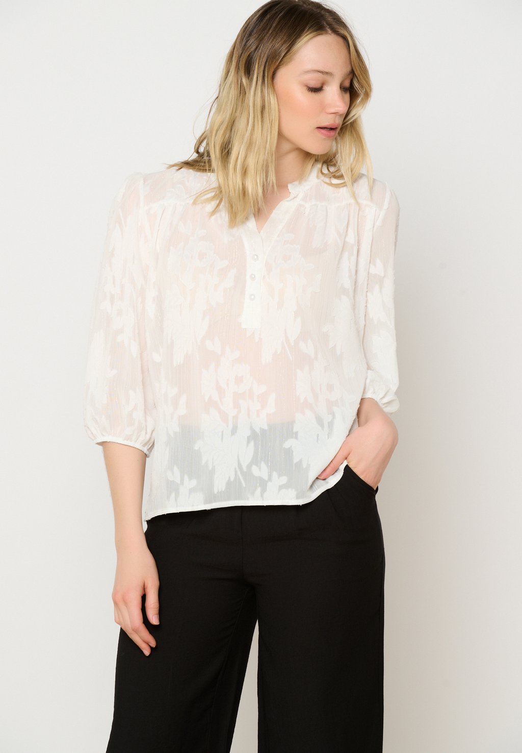 

Блуза CHIC EMBROIDERED LolaLiza, кремовый