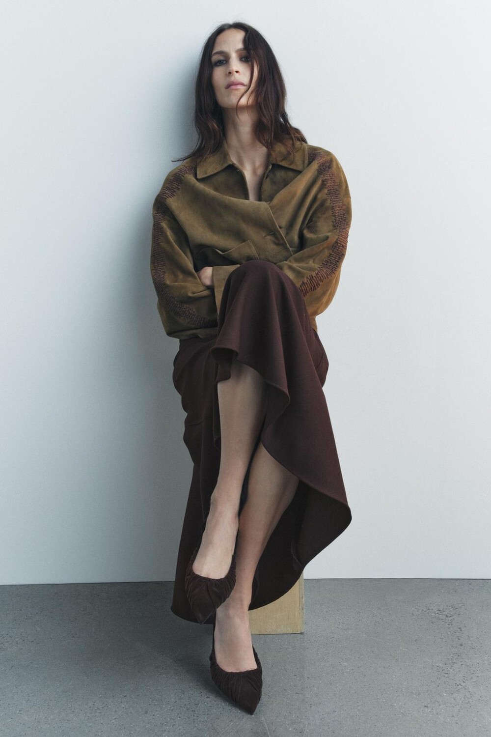 

Туфли-лодочки с эффектом бархата и сборками ZARA, коричневый