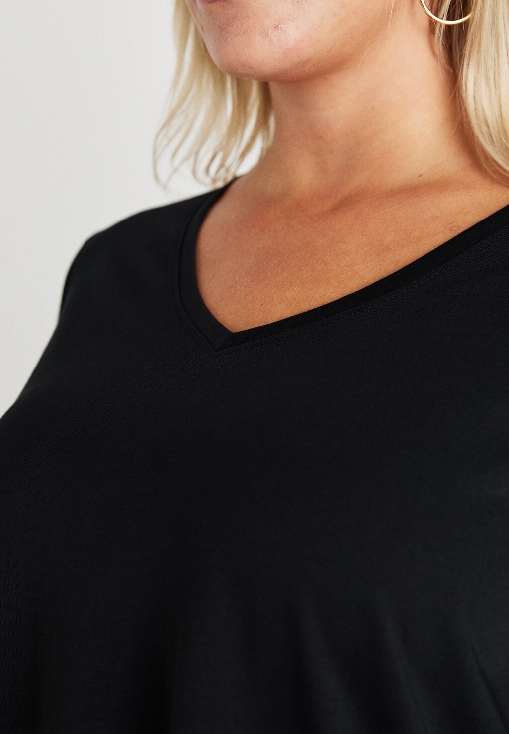 

Топ с длинными рукавами CARBONNIE LIFE 3/4 V NECK SHAPE ONLY Carmakoma, черный