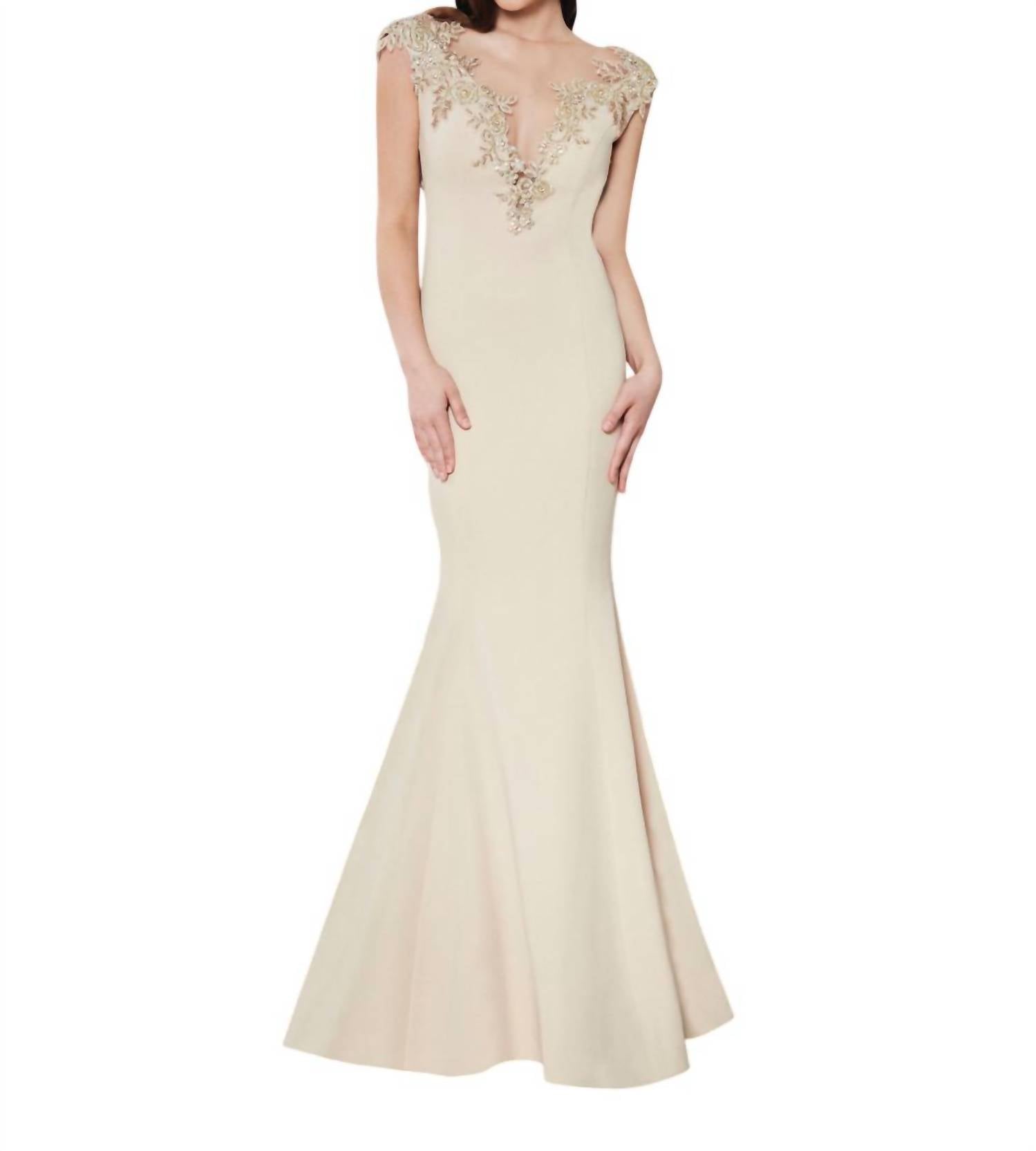 

Платье-русалка бежевое с цветочной аппликацией и глубоким декольте Saboroma