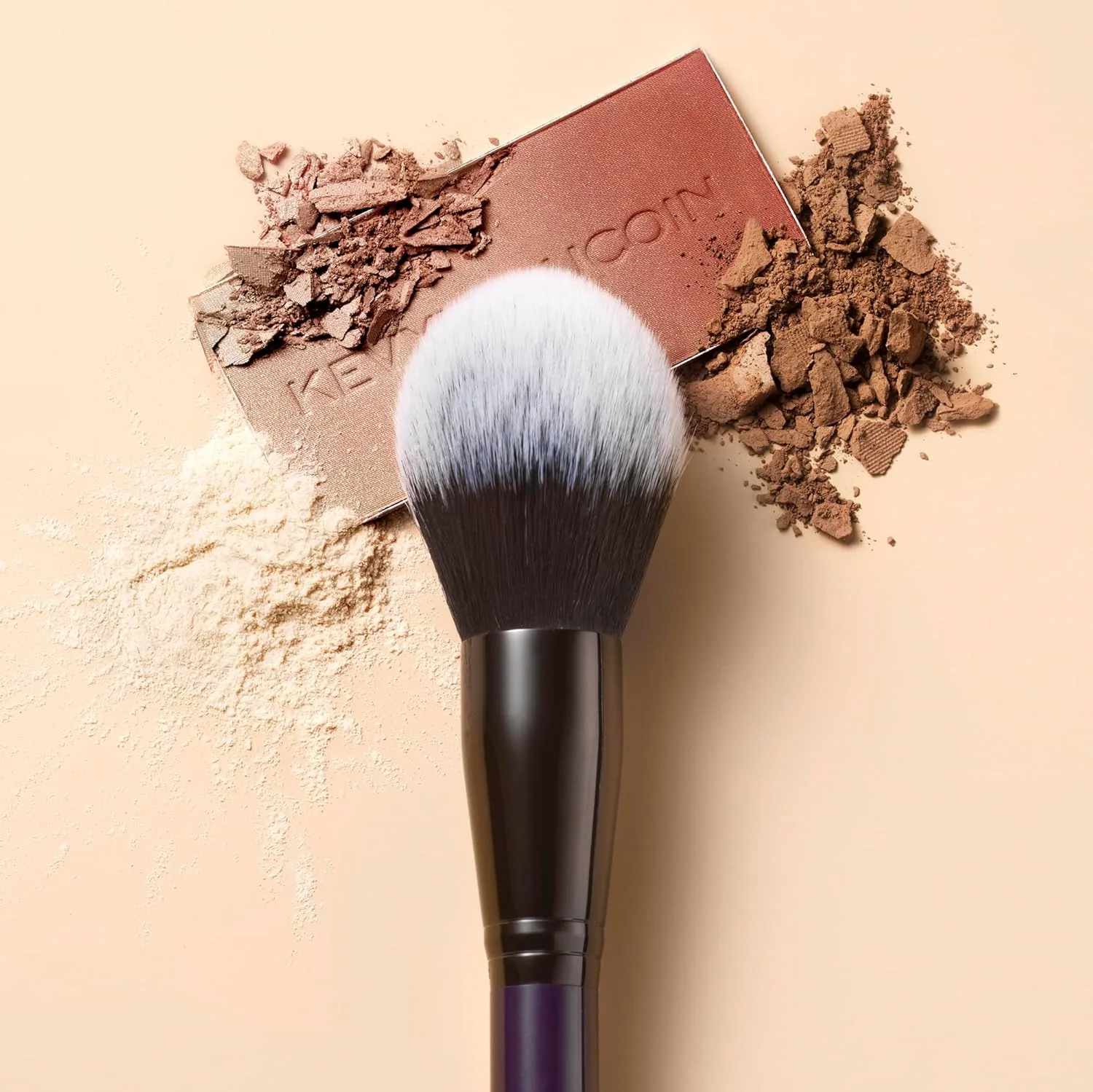 Кисть для пудры Kevyn Aucoin Blurring Powder Brush: универсальная для рассыпчатой и прессованной пудры, растушевки и удаления излишков, No Color — фото 3