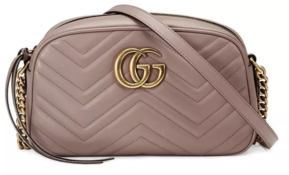 

Бежевая стеганая сумка через плечо с шевронным узором Gucci