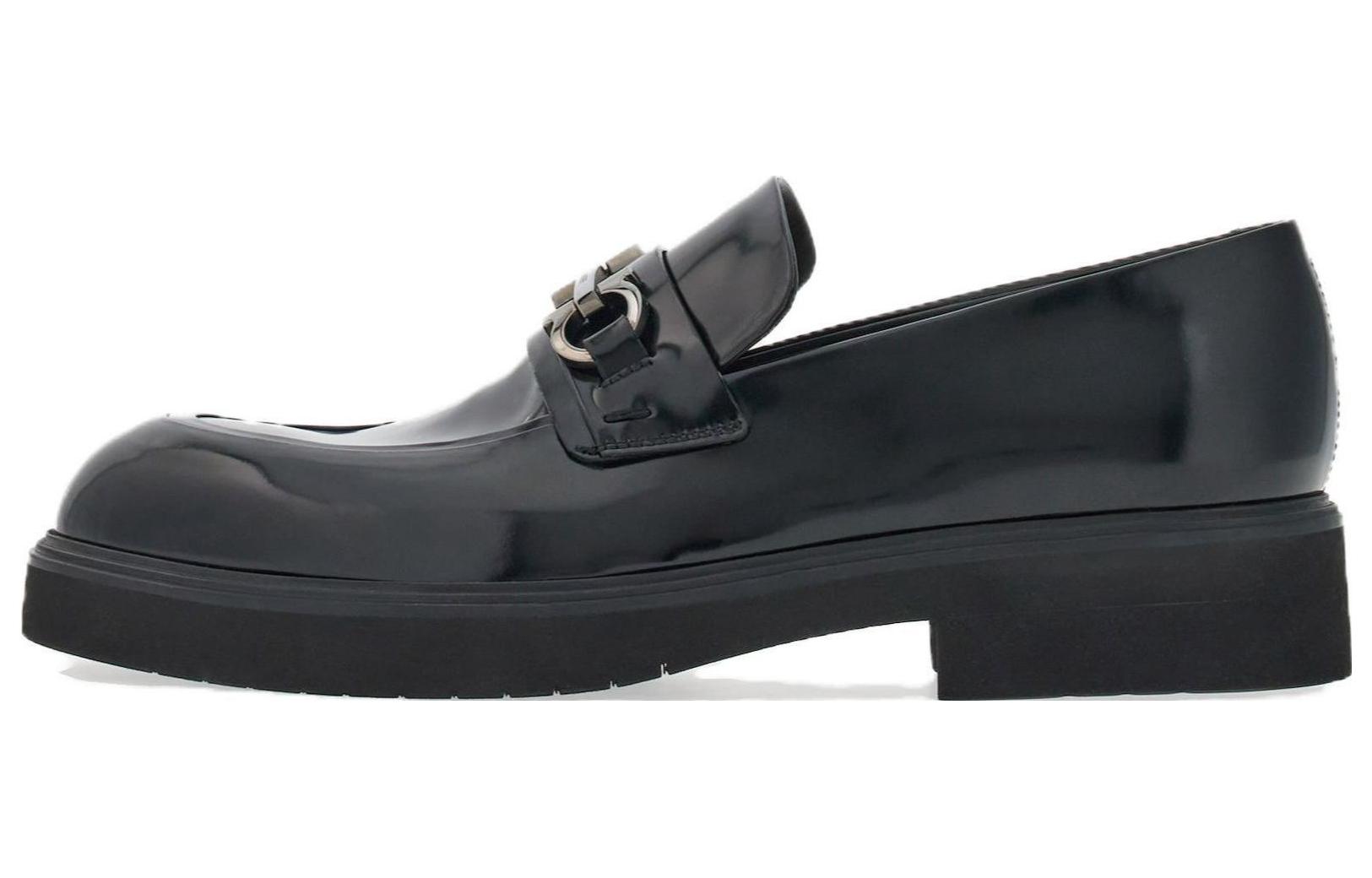 

Футболка FERRAGAMO с узором Gancini, кожаные лоферы, черный