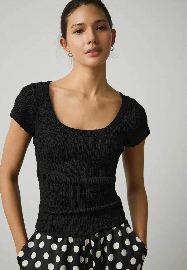 

Текстильная футболка с короткими рукавами и вырезом-лодочкой, украшенная принтом. Next, Black, Черный, Текстильная футболка с короткими рукавами и вырезом-лодочкой, украшенная принтом. Next, Black