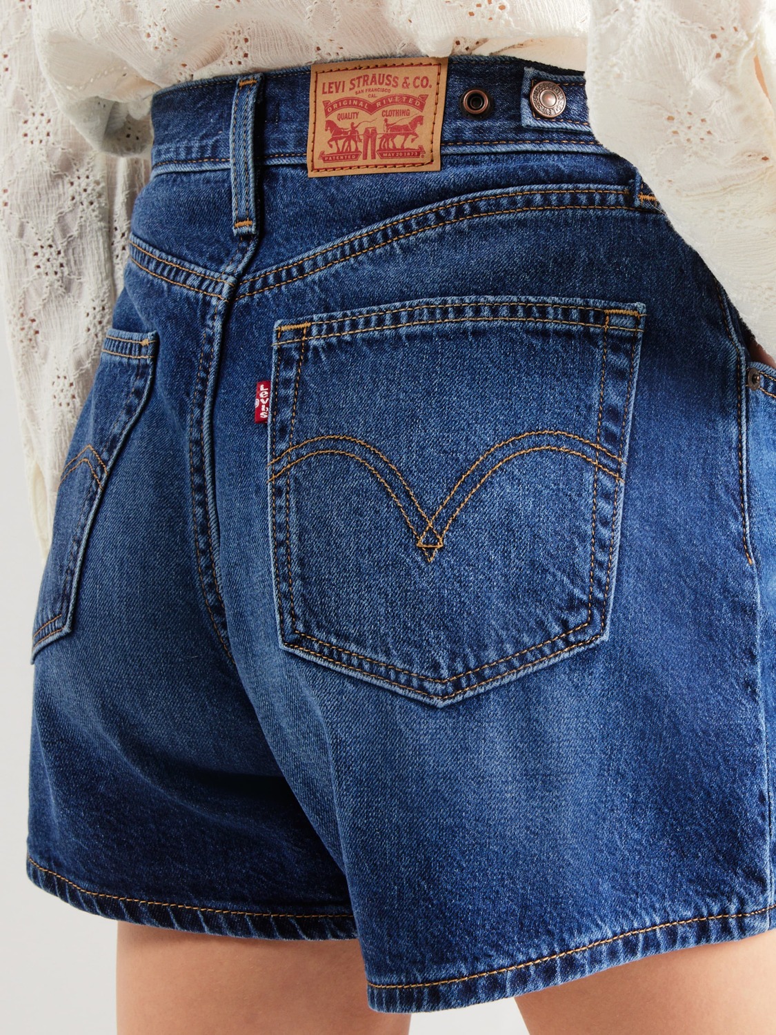 LEVI'S  Джинсовые шорты свободного кроя 'Cinch Mid-Thigh Shorts' в синем дениме — фото 2