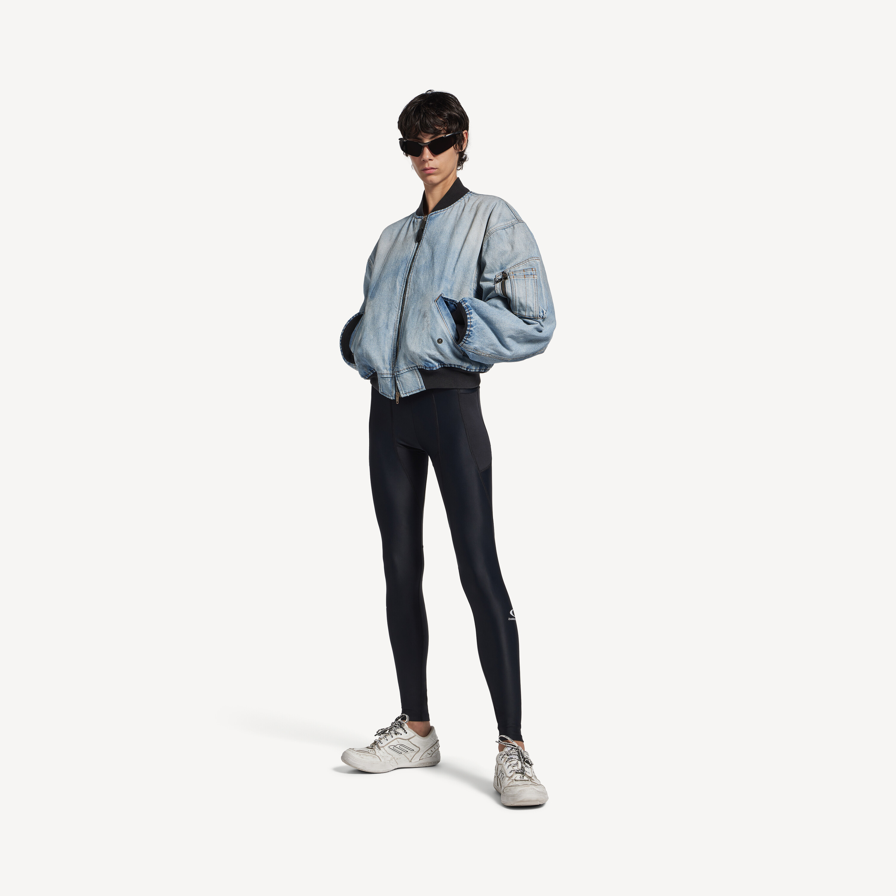 

Женская классическая бомбер-куртка в грязно-светло-голубом цвете BALENCIAGA, грязно-голубой