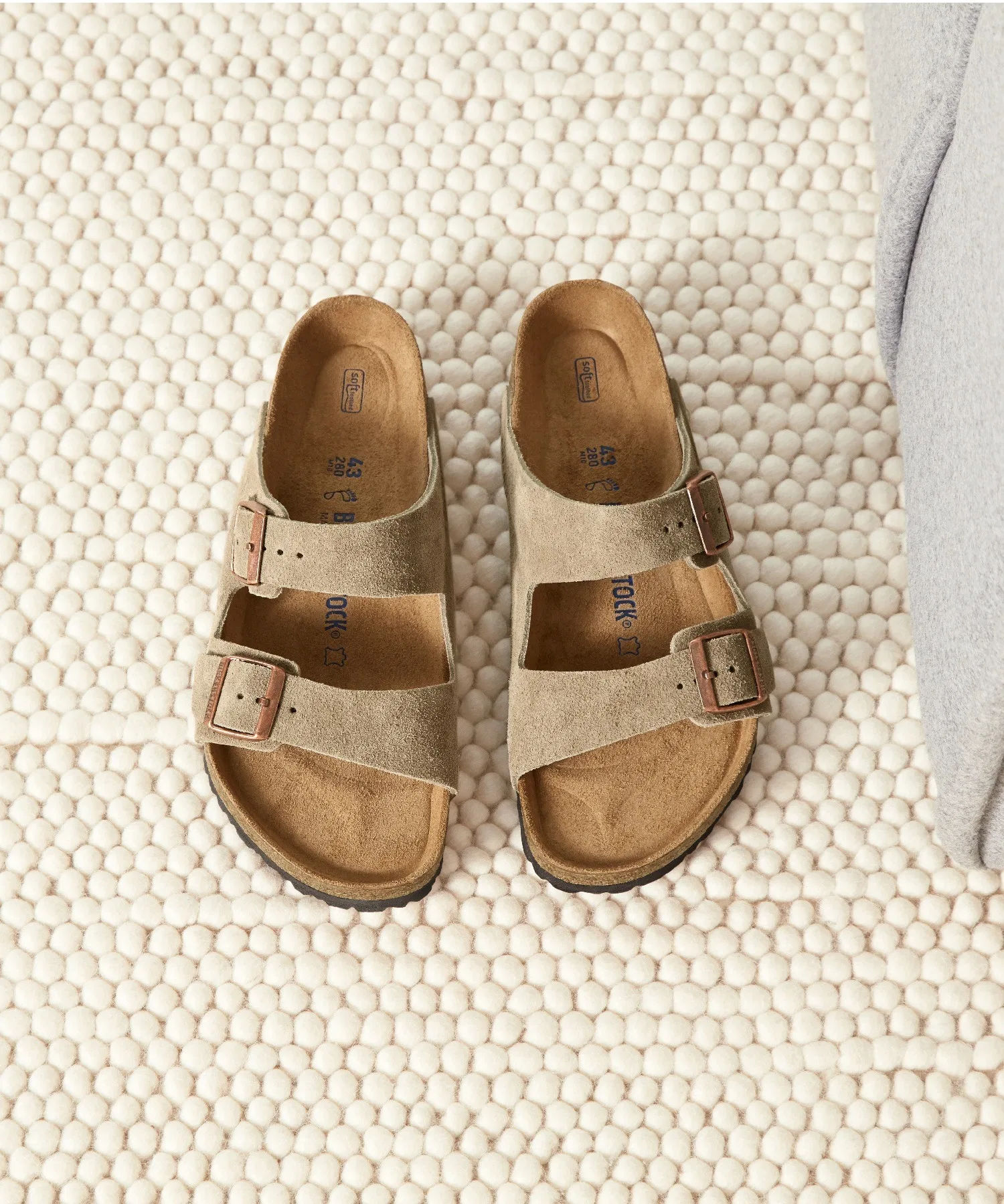 Унисекс сандалии Birkenstock Arizona из замши бежевые