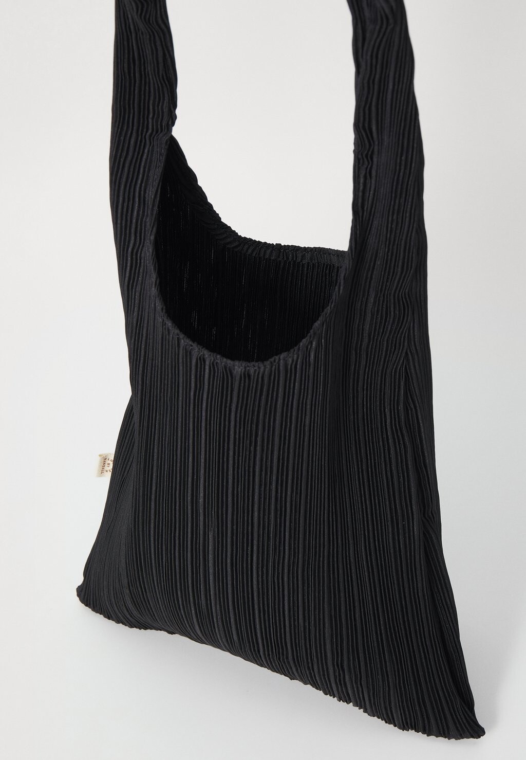 

Сумочка BOBBY PLEATED TOTE Loeffler Randall, черный