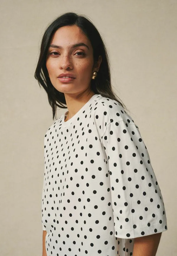 Свободная футболка свободного кроя с круглым вырезом и длиной до локтя. Next, White Black Polka Dot — фото 3