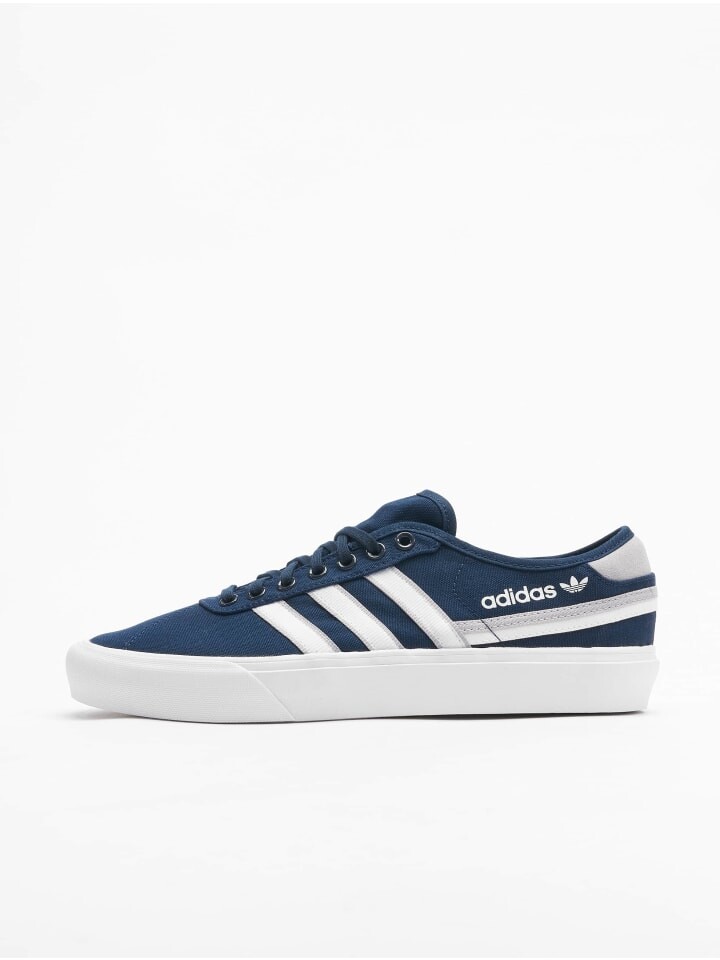 

Кроссовки на шнуровке adidas, цвет collegiate navy