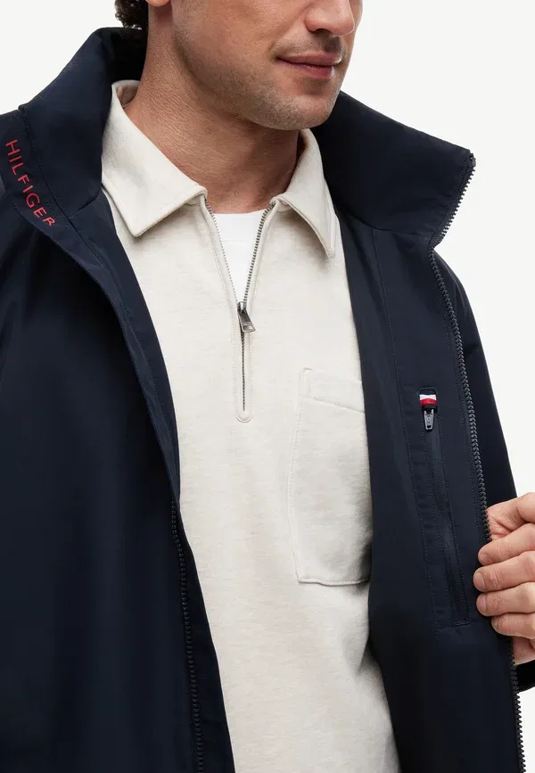 Куртка Tommy Hilfiger Crew athleisure sail pack light jacket, пустынное небо — фото 4