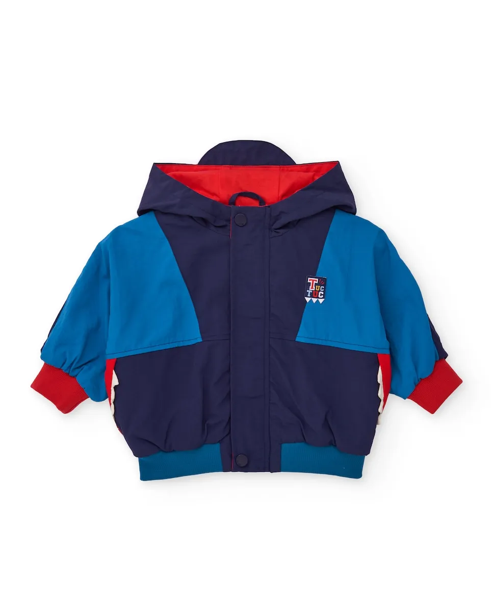 

Детская ветровка в цветовых блоках темно-синего и электрического синего цветов с красным капюшоном Tuc tuc