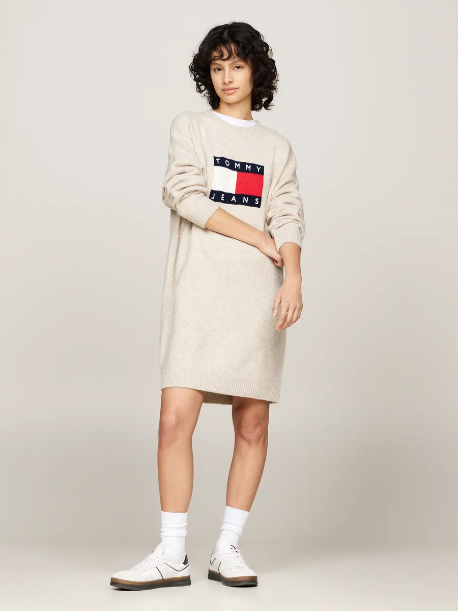 

Трикотажное платье Tommy Jeans Curve "TJW MLNGE FLAG SWEATER DRESS EXT", большие размеры, с содержанием шерсти и эластана, флаг с логотипом, белый