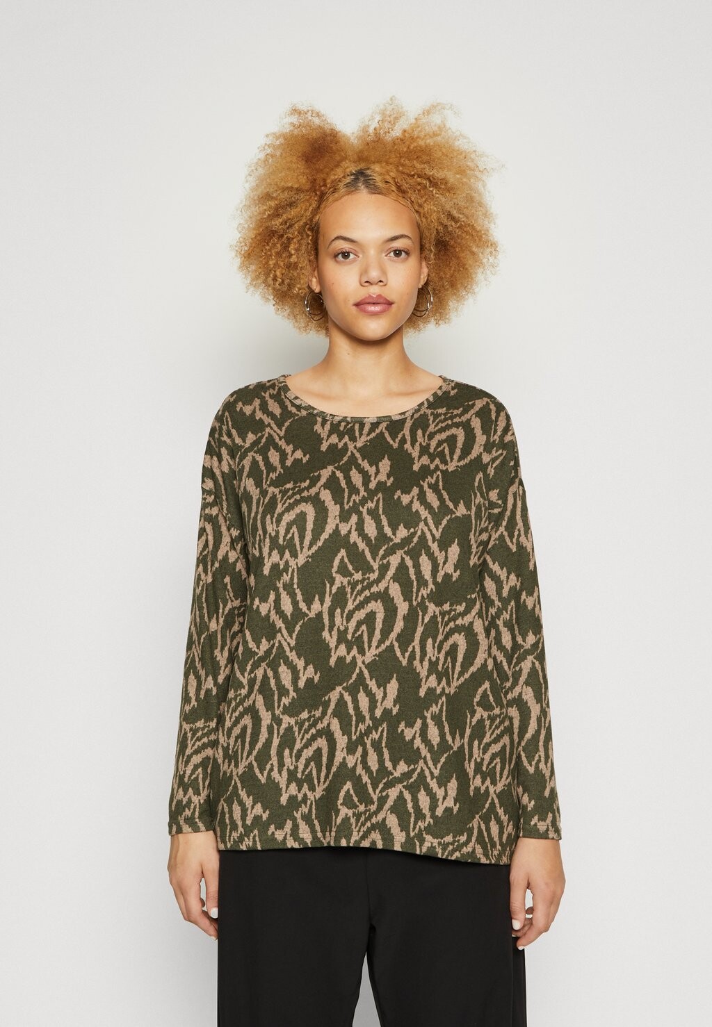 

Футболка с длинным рукавом Caralba Graphic ONLY Carmakoma, цвет winter moss/humus