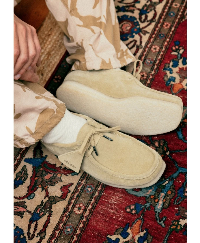 Замшевые туфли кленового валлаби Clarks, бежевый — фото 4