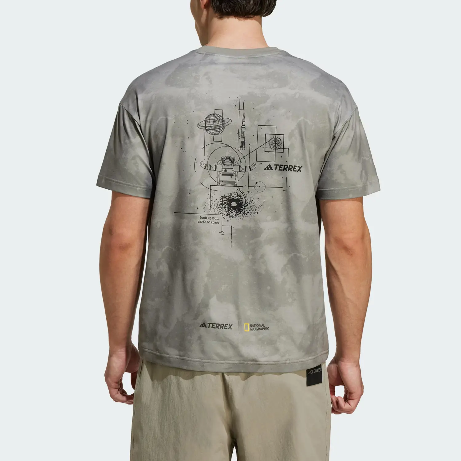 Adidas Футболка National Geographic Disney AEROREADY Unisex светло-кунжутный серый умбра — фото 3