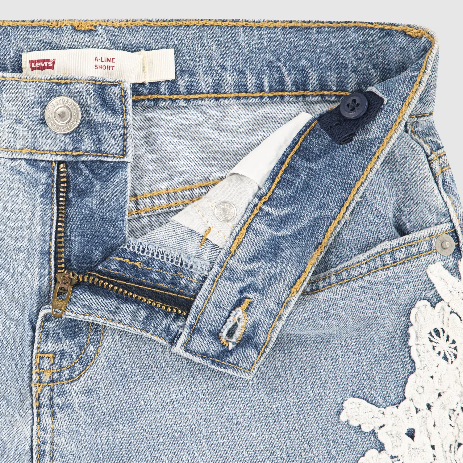Джинсовые шорты А-силуэта с принтом для девочек 7-16 лет Levi's, Light Wash — фото 3
