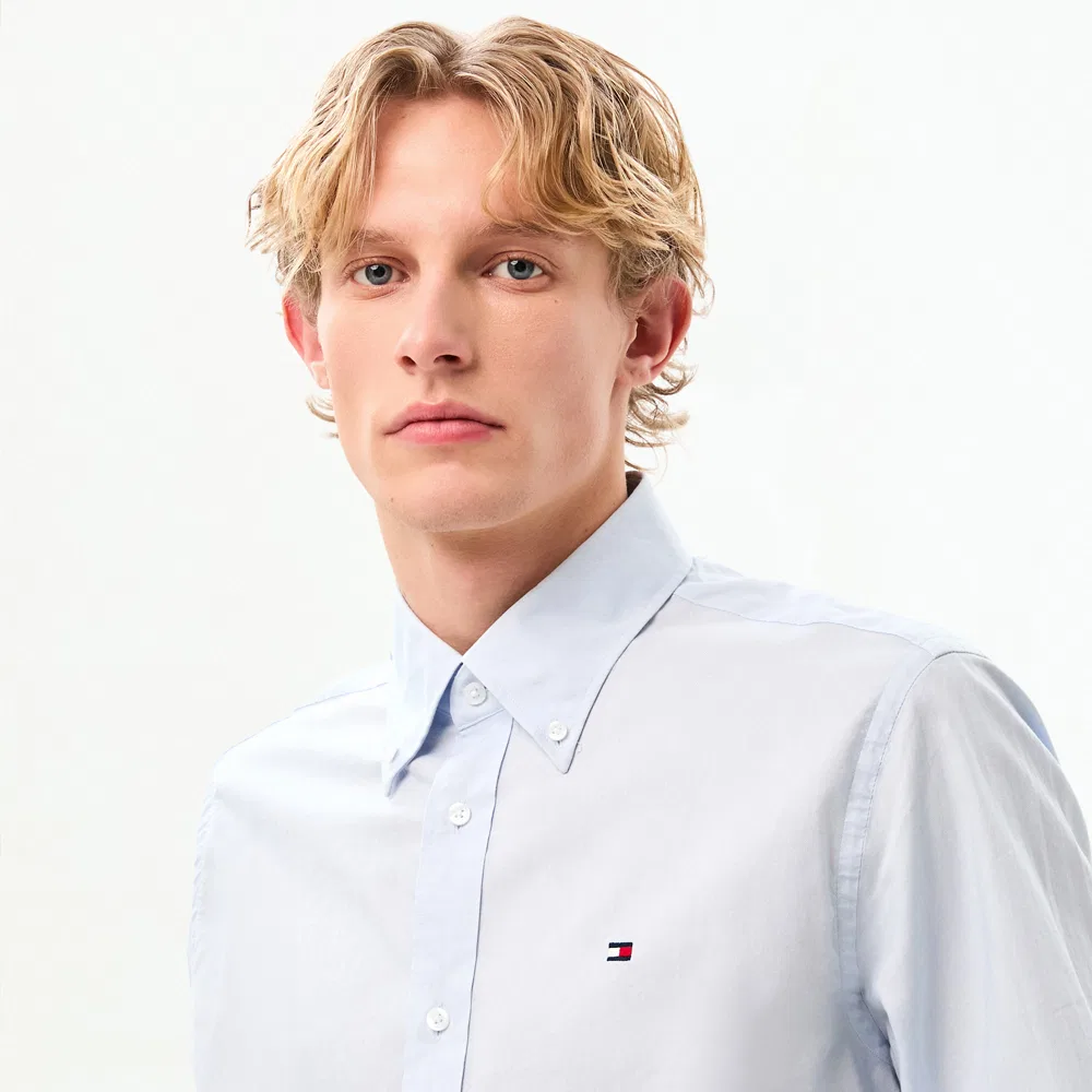 Мужская однотонная оксфордская рубашка прямого кроя, голубая, от Tommy Hilfiger — фото 4