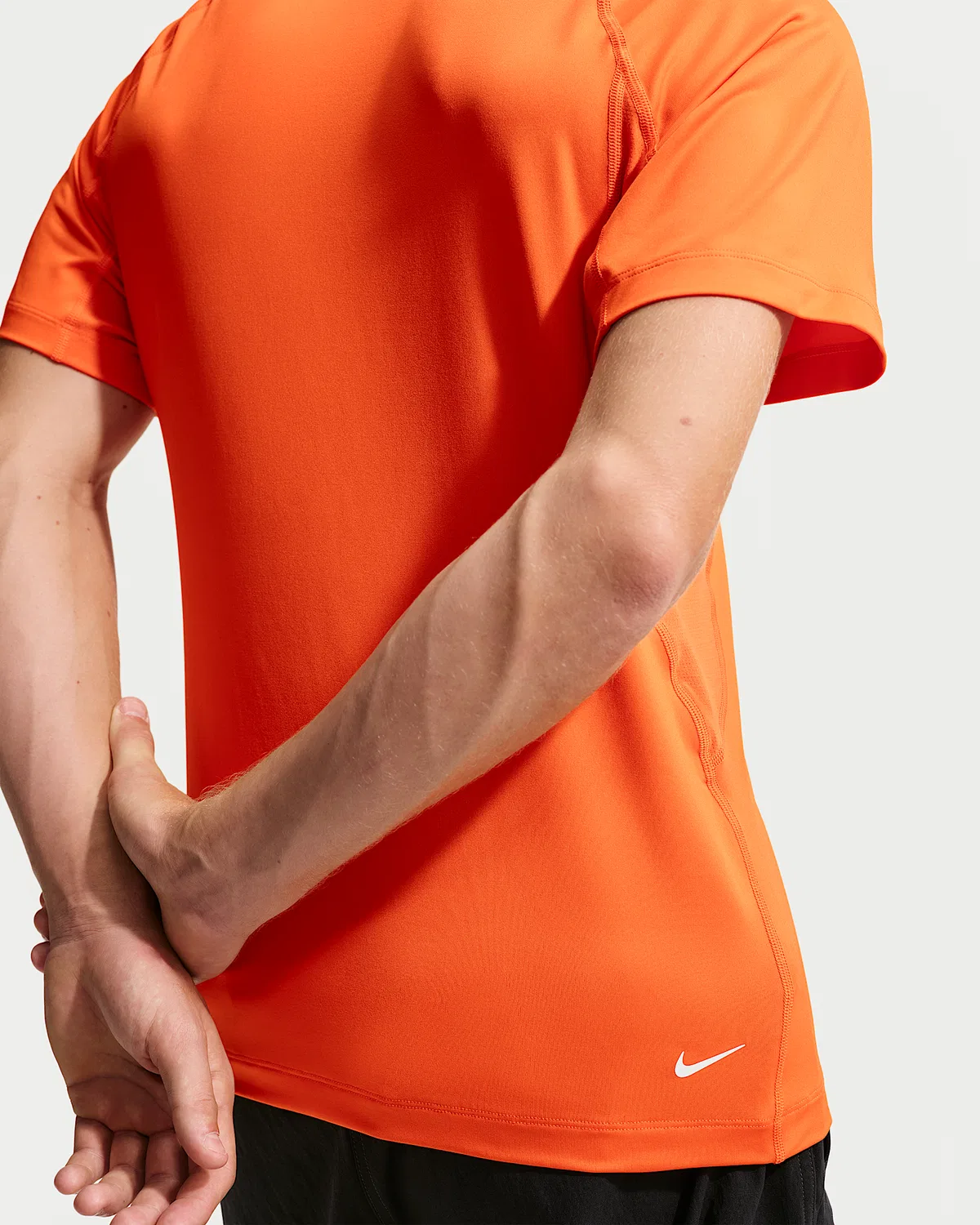Мужская базовая футболка с коротким рукавом Nike ACG "Wildsee" Dri-FIT, Safety Orange/Vivid Purple/Summit White — фото 2
