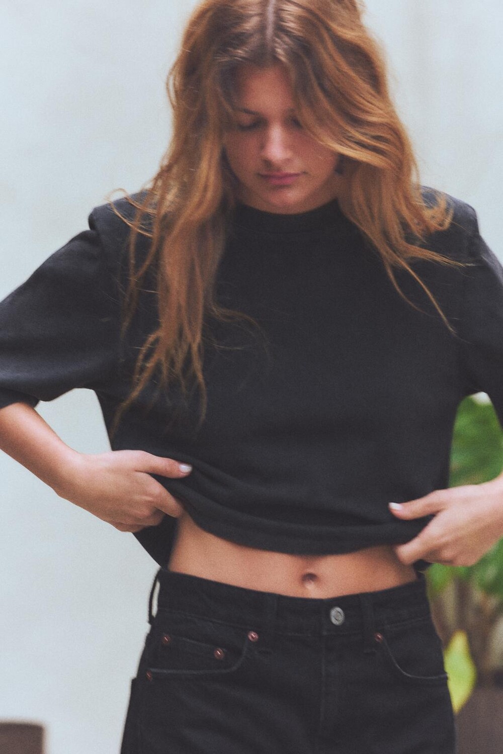 

Укороченная футболка с подплечниками ZARA, цвет dark charcoal grey