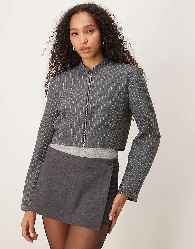 

Укороченный пиджак ASOS DESIGN в тонкую серую полоску с застежкой-молнией спереди