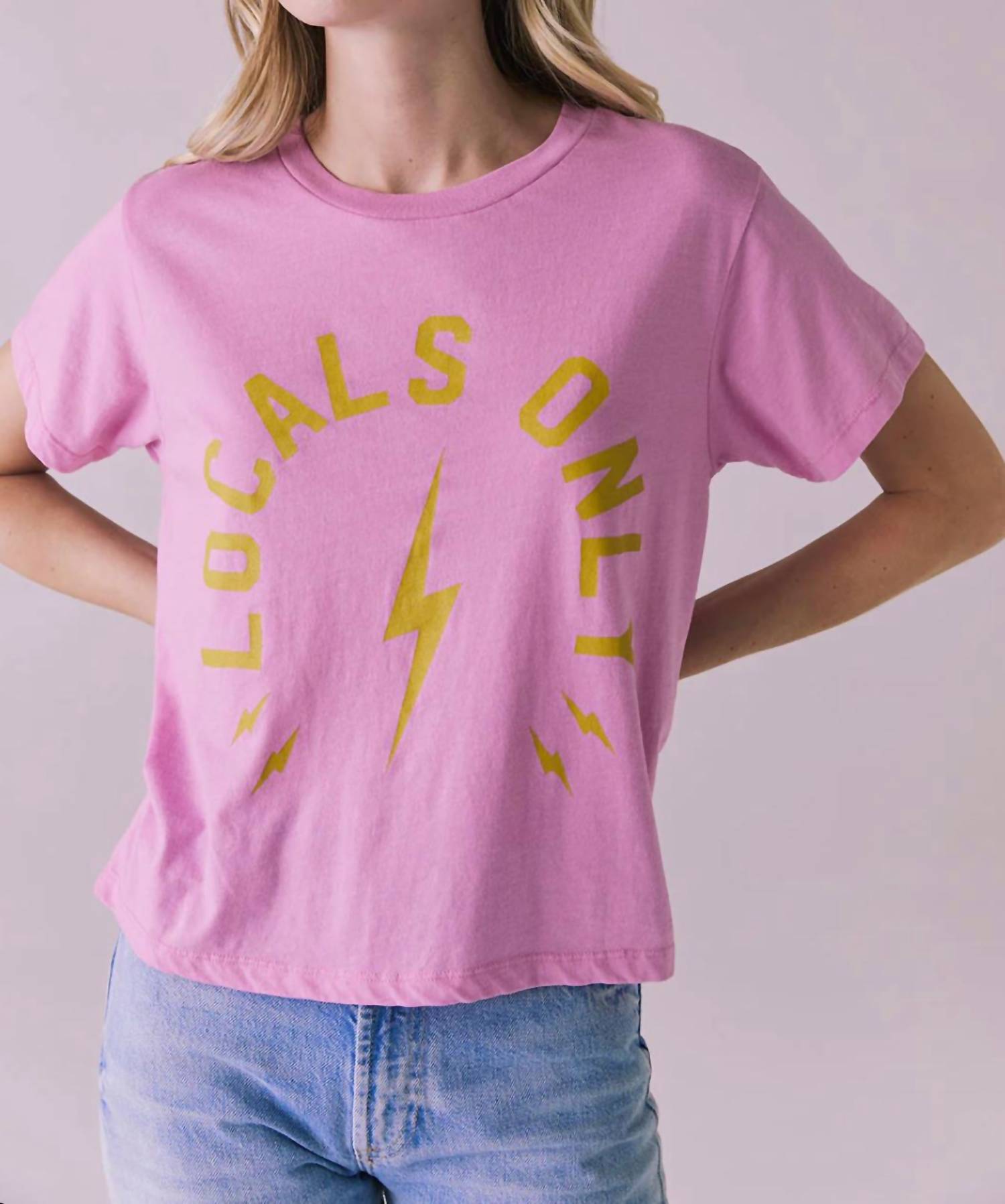 

Футболка с принтом Locals Only в цвете жевательной резинки Chaser, Bubble Gum