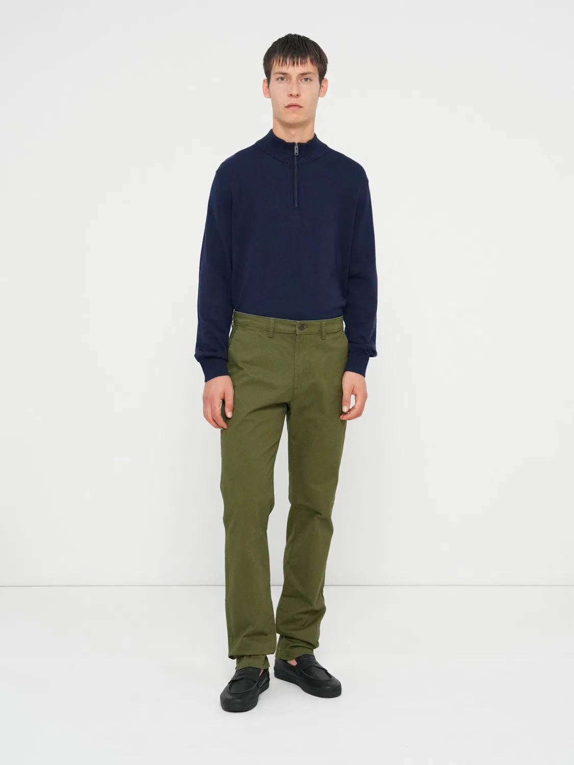 Брюки-чиносы Gap Regular ESSENTIAL зеленого цвета — фото 4