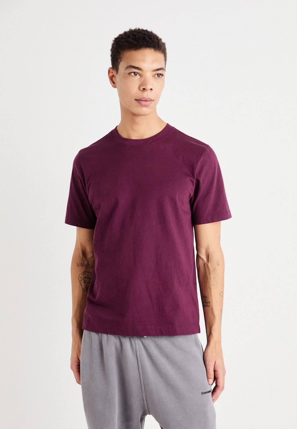 

Базовая футболка CLASSIC TEE Abercrombie & Fitch, фиолетовый
