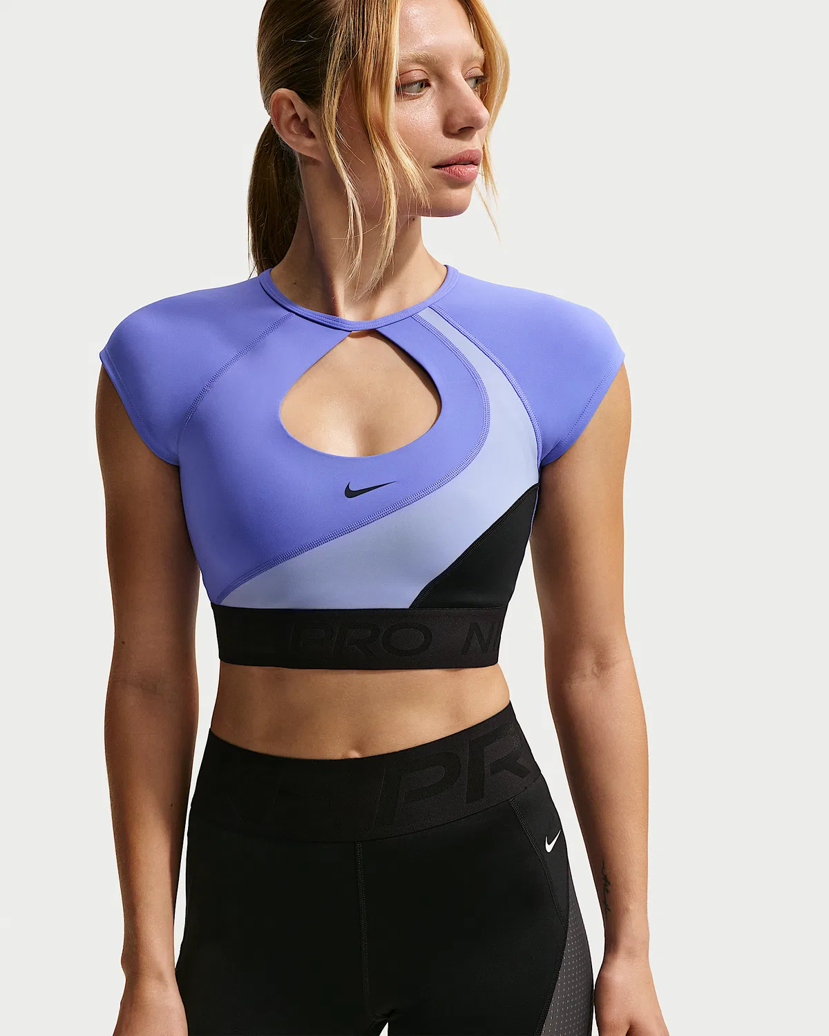 Женский спортивный бюстгальтер Nike Pro Sculpt средней поддержки с поролоном, короткий рукав, Black/Light Thistle/Sapphire/White