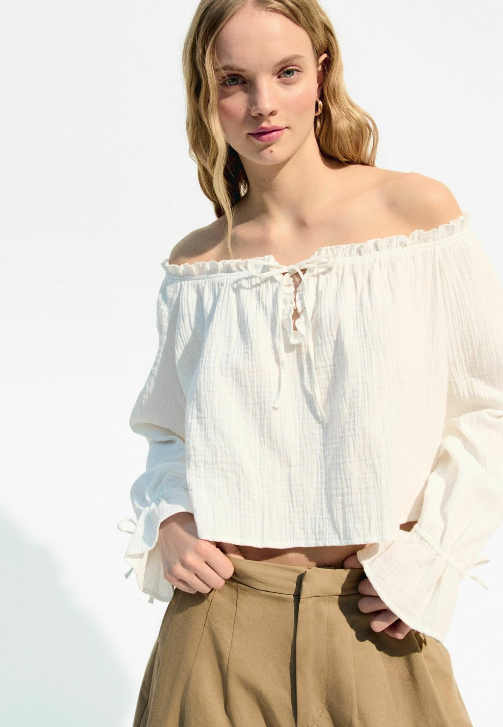 

Блуза OFF THE SHOULDER WITH DETAIL Bershka, бежевый