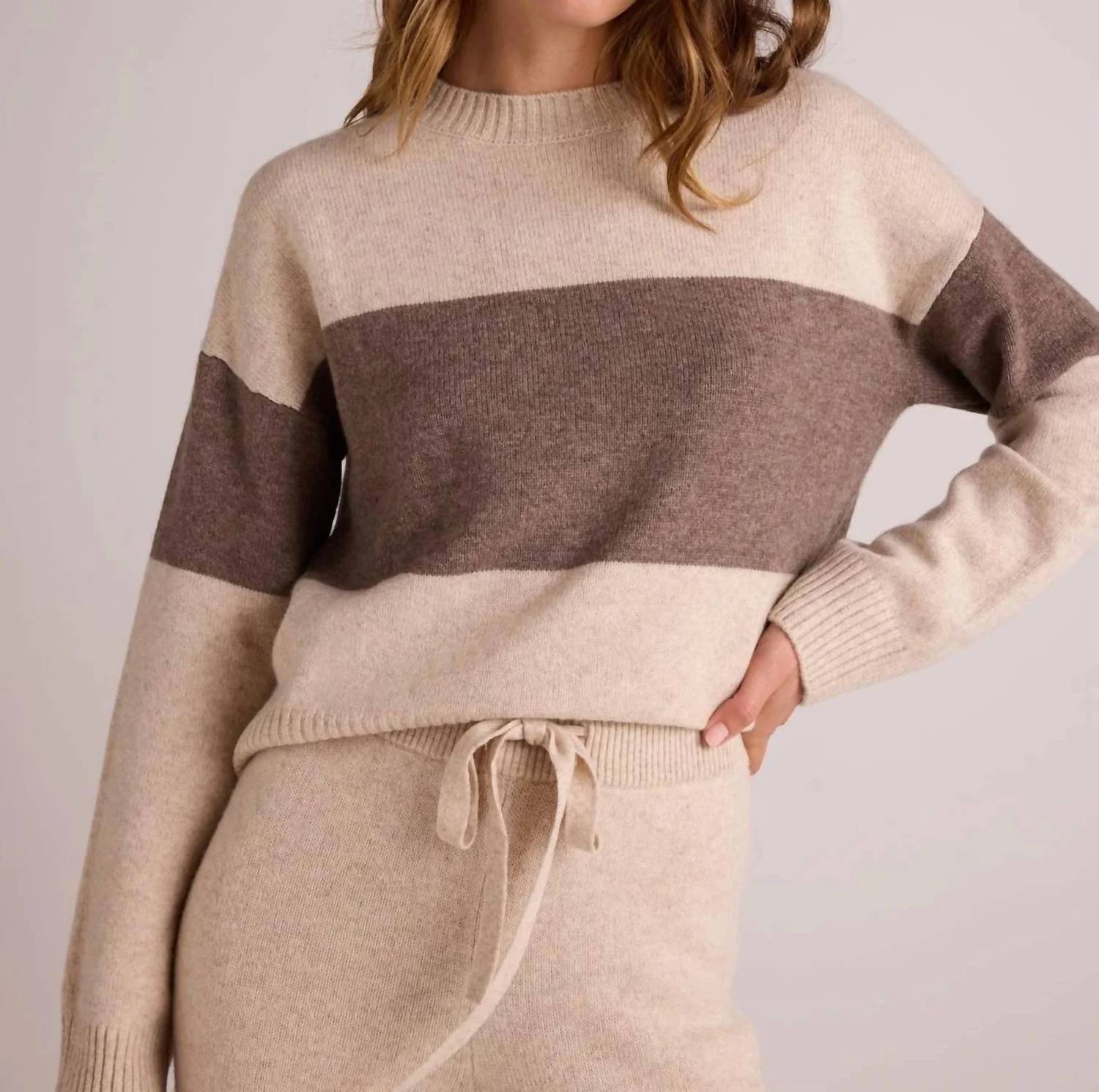 

Свободный свитер с круглым вырезом в цветах овсянка и серо-коричневый Bella Dahl