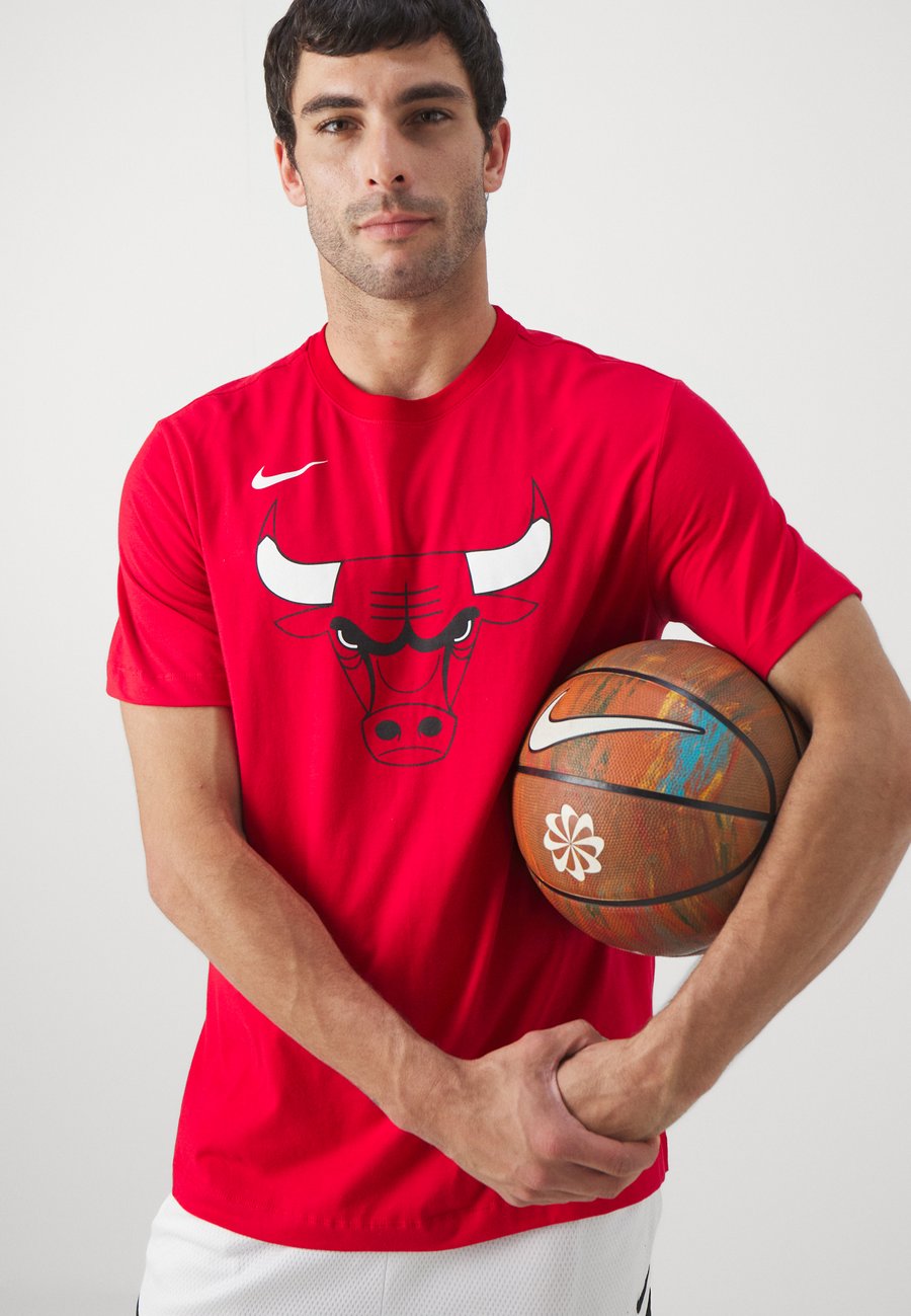 Спортивная футболка Nike Performance NBA CHICAGO BULLS LOGO TEE, University Red/Red — фото 4