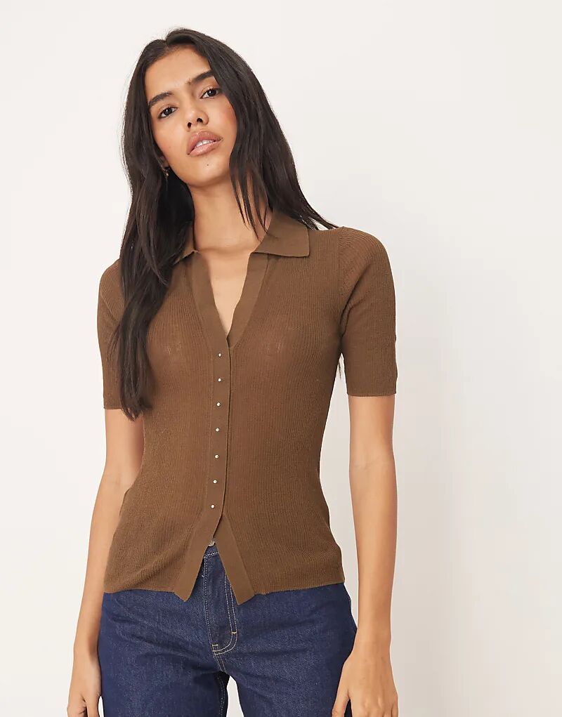 

Коричневая трикотажная футболка-поло Mango с V-образным вырезом и короткими рукавами