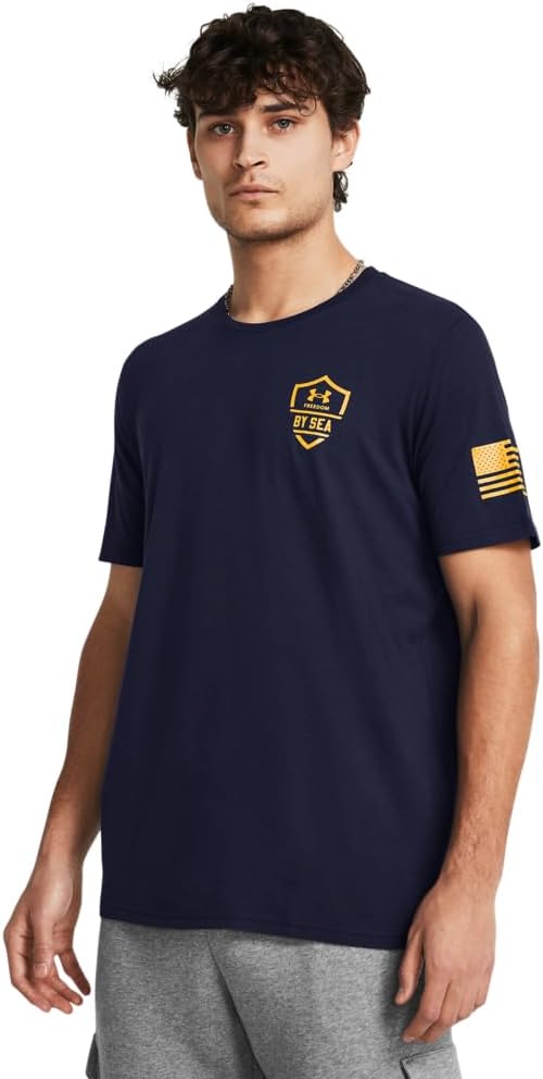 

Мужская футболка с коротким рукавом с принтом Freedom от Under Armour, (410) Midnight Navy/Steeltown Gold, Синий, Мужская футболка с коротким рукавом с принтом Freedom от Under Armour, (410) Midnight Navy/Steeltown Gold