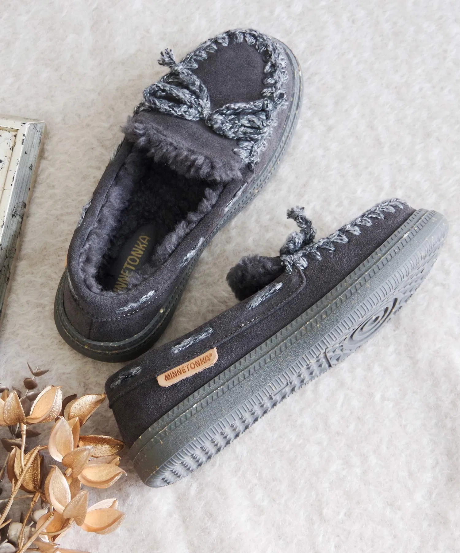 Унисекс мокасины Minnetonka с вязаной строчкой и мехом, серые