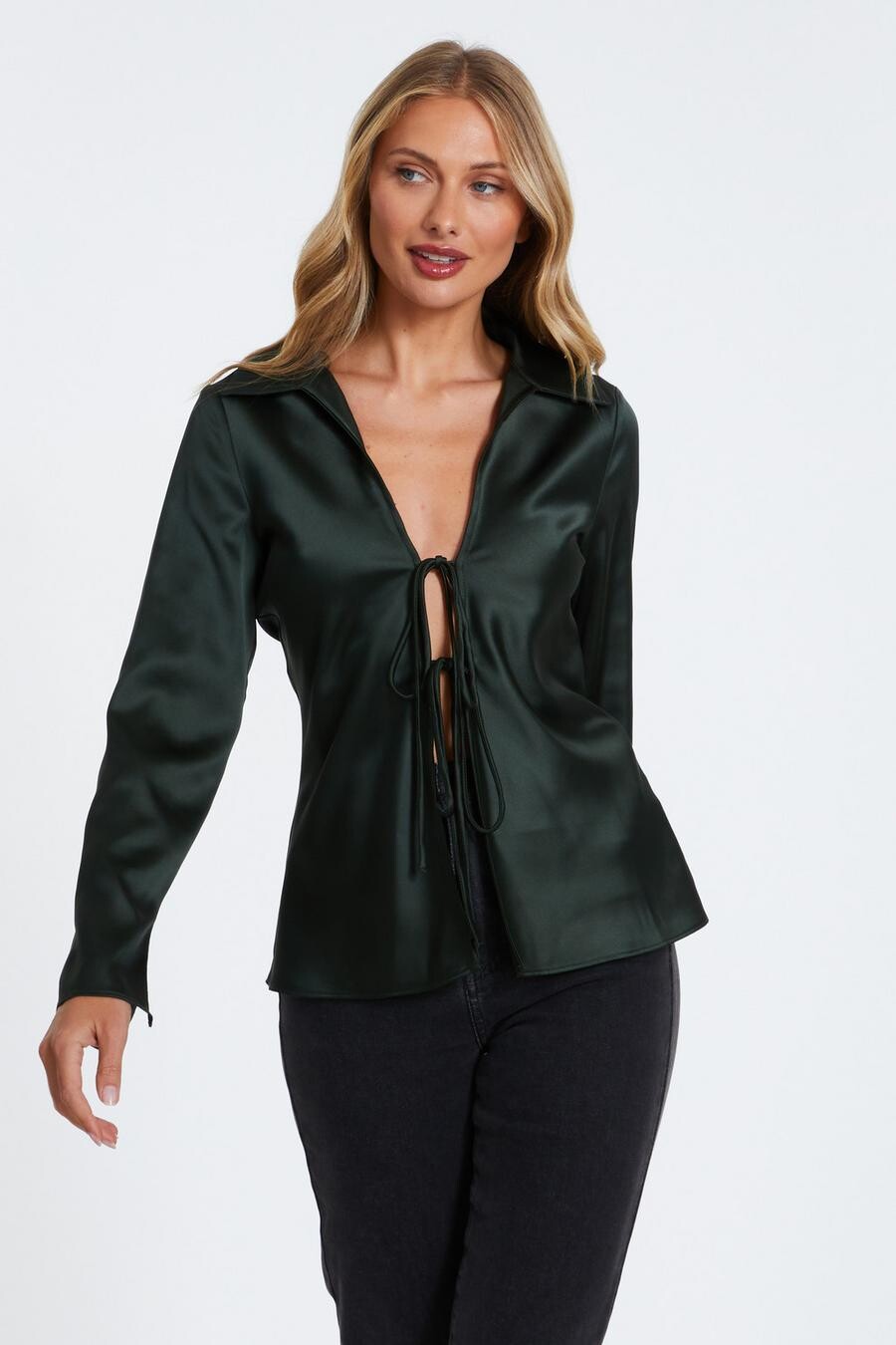 

Темно-зеленый атласный топ с завязкой спереди QUIZ Clothing