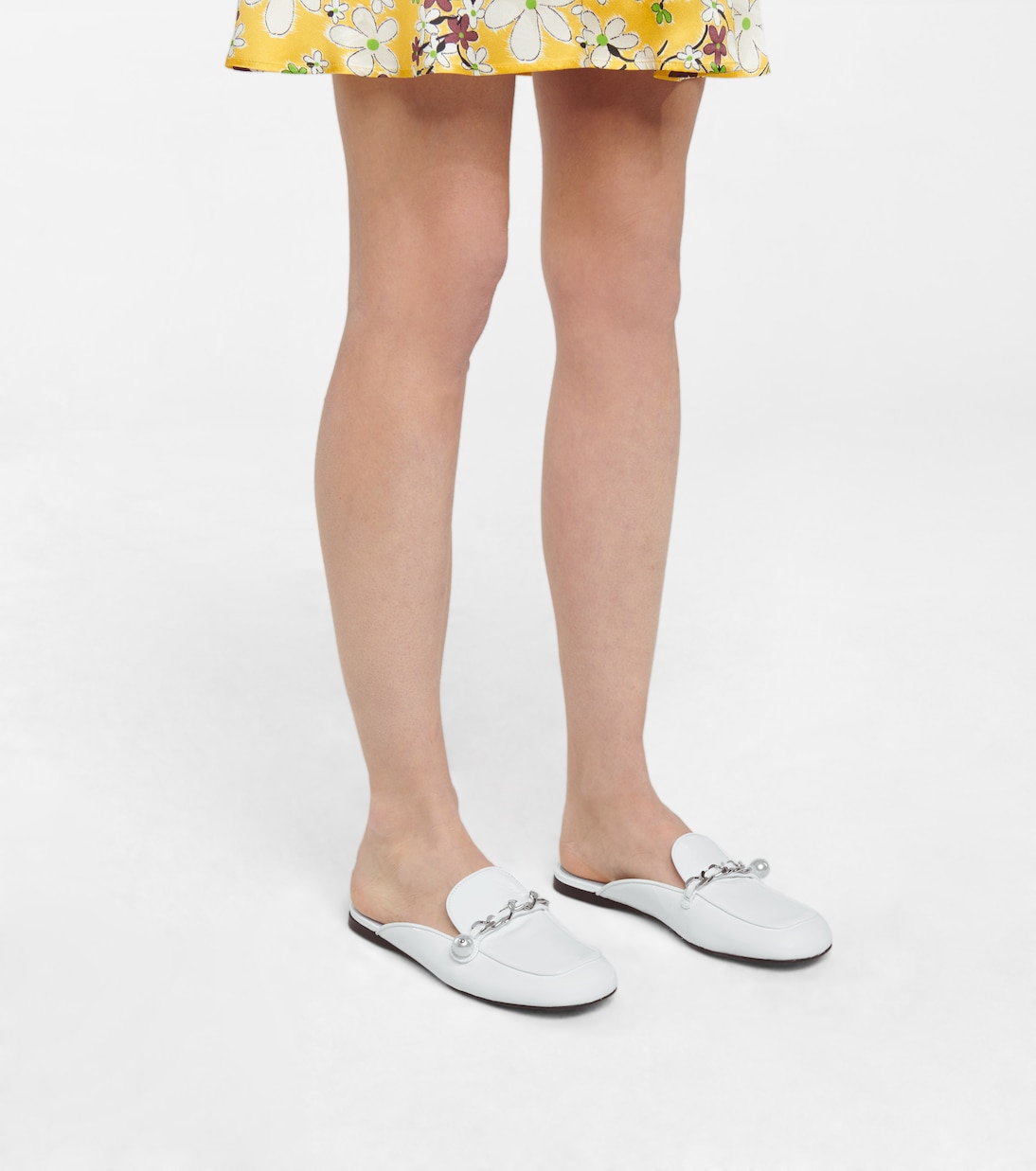 Тапочки из лакированной кожи с декором Miu Miu, Bianco — фото 4