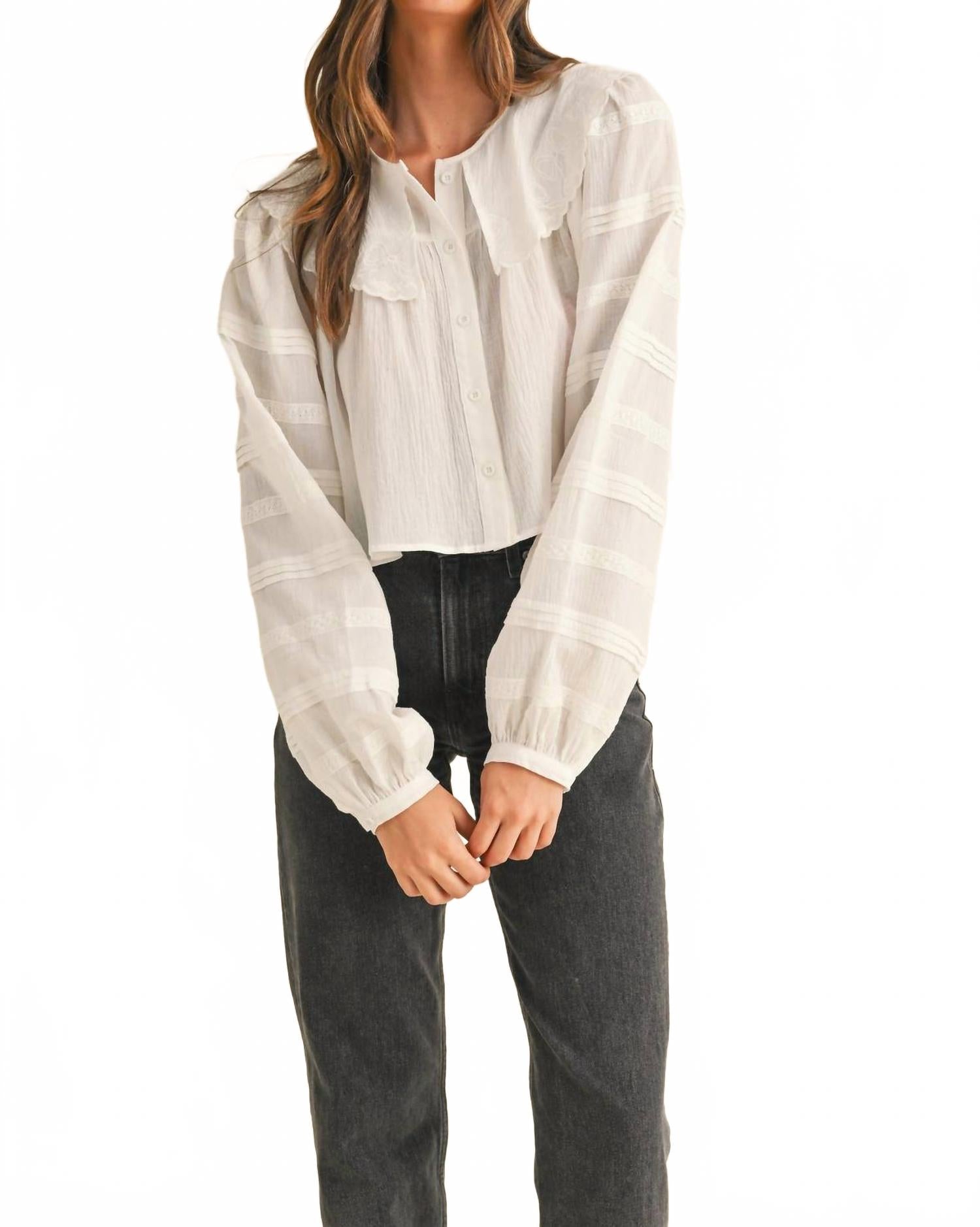 

Olesea Короткий топ с вышитым бантом в белом цвете 001 Mabel