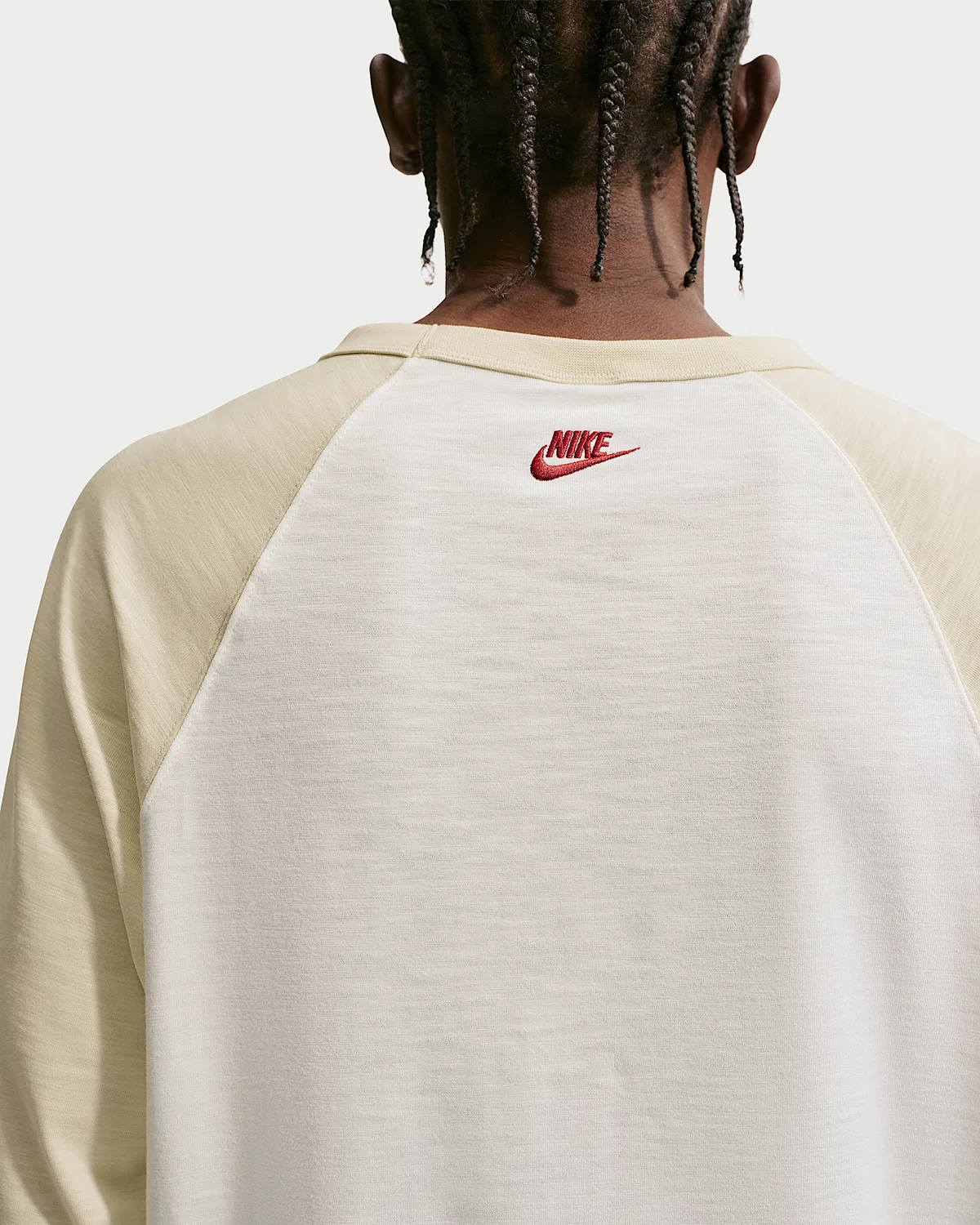 Мужская футболка Nike Club с рукавом 3/4 реглан, Light Khaki/Sail/Team Crimson — фото 2