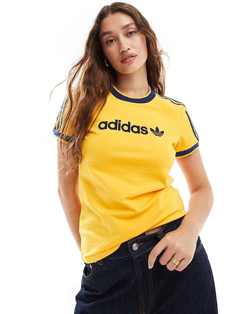 

Темно-синяя и оранжевая футболка adidas Originals – с логотипом