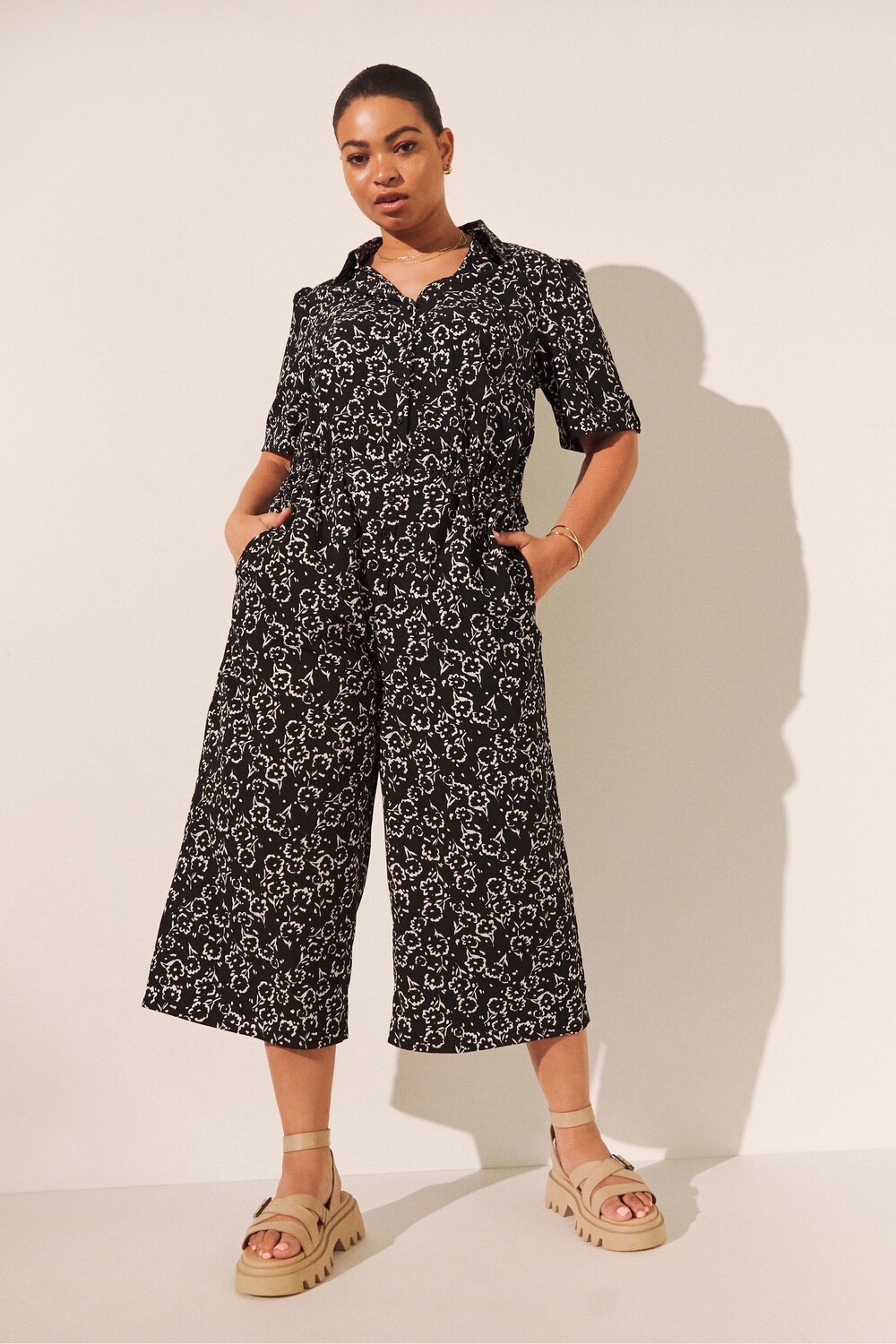 

Черный комбинезон Utility с брюками-кюлотами с принтом Simply Be, черный